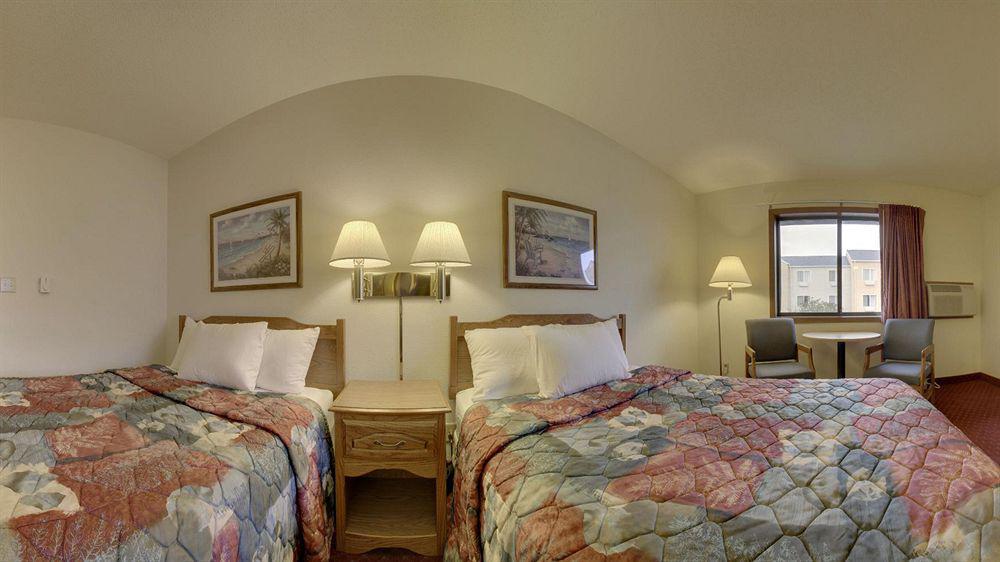 Super 8 By Wyndham Green Bay Near Stadium Dış mekan fotoğraf